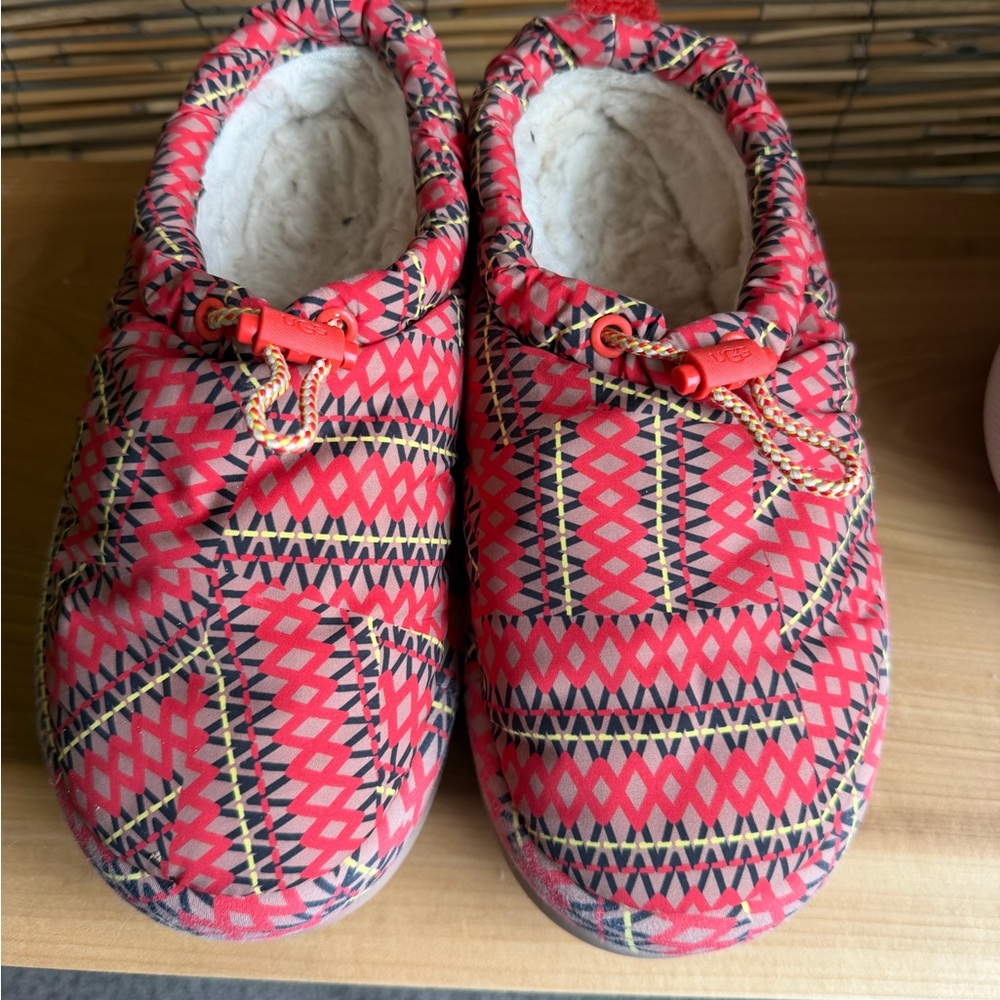 UGG Red Patterned Women's Slippers